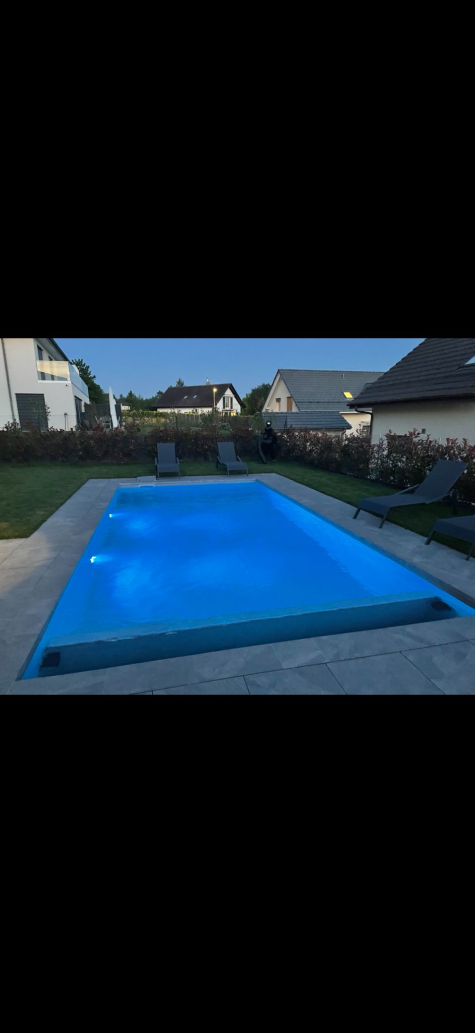 Piscine éclairée LED de nuit à Bussigny – réalisations ACEVE Solutions