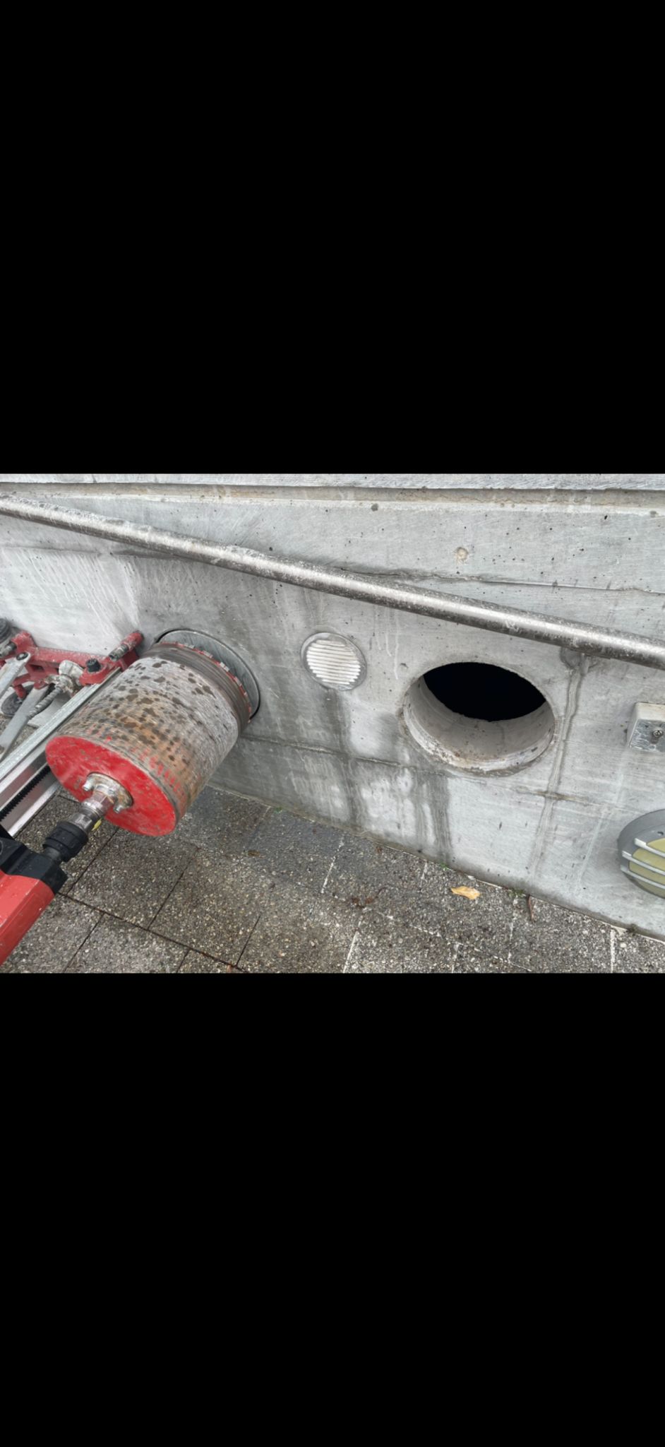 Résultat de carottage – trou net dans béton avec grille de ventilation posée