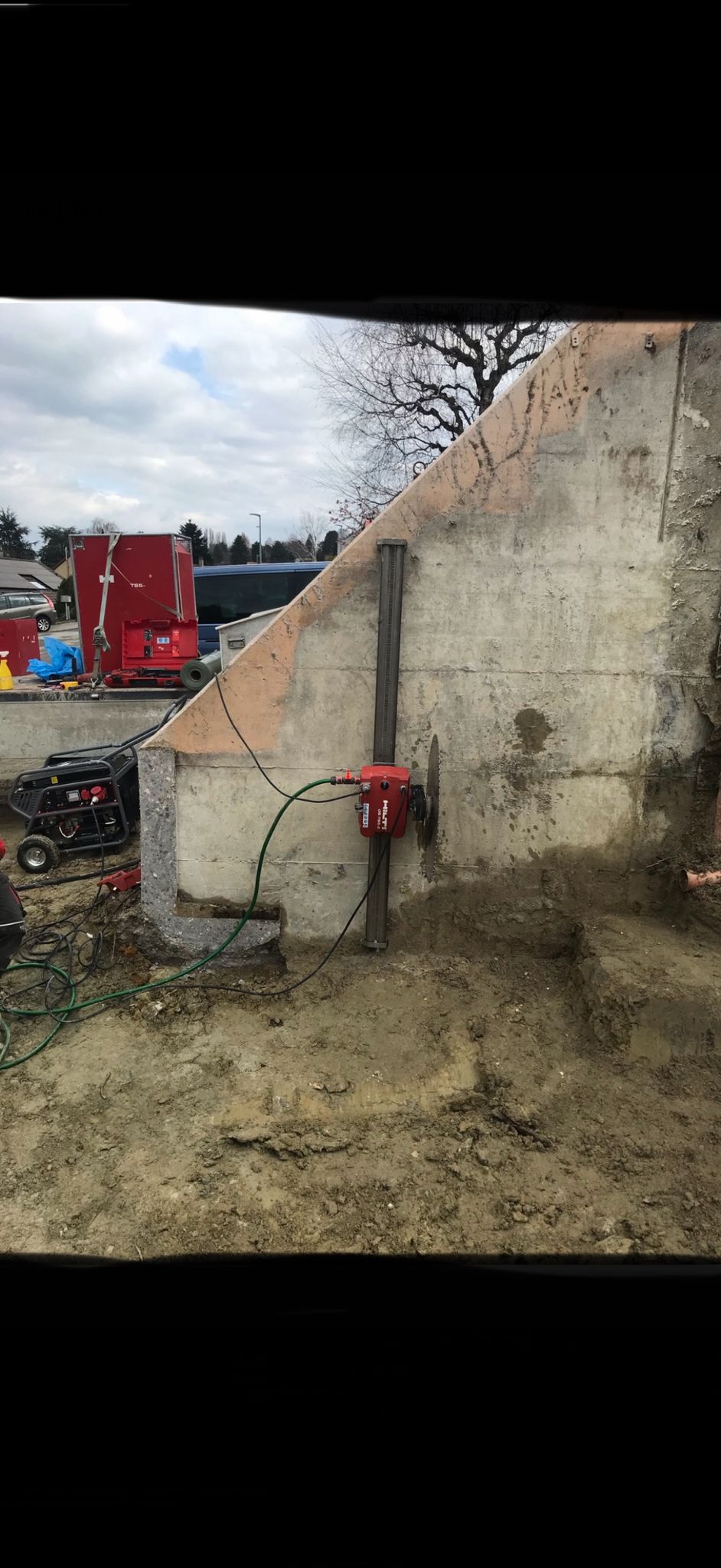 Scie murale Hilti – découpe diagonale dans mur de soutènement