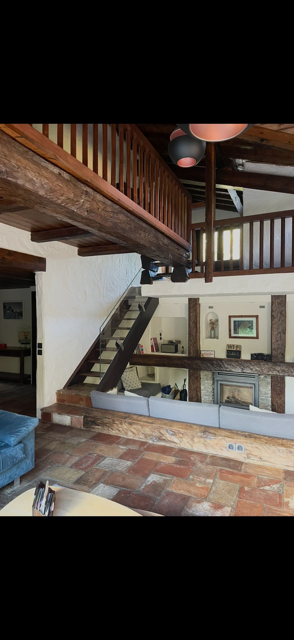 Rénovation chalet – poutres anciennes, escalier verre, cheminée