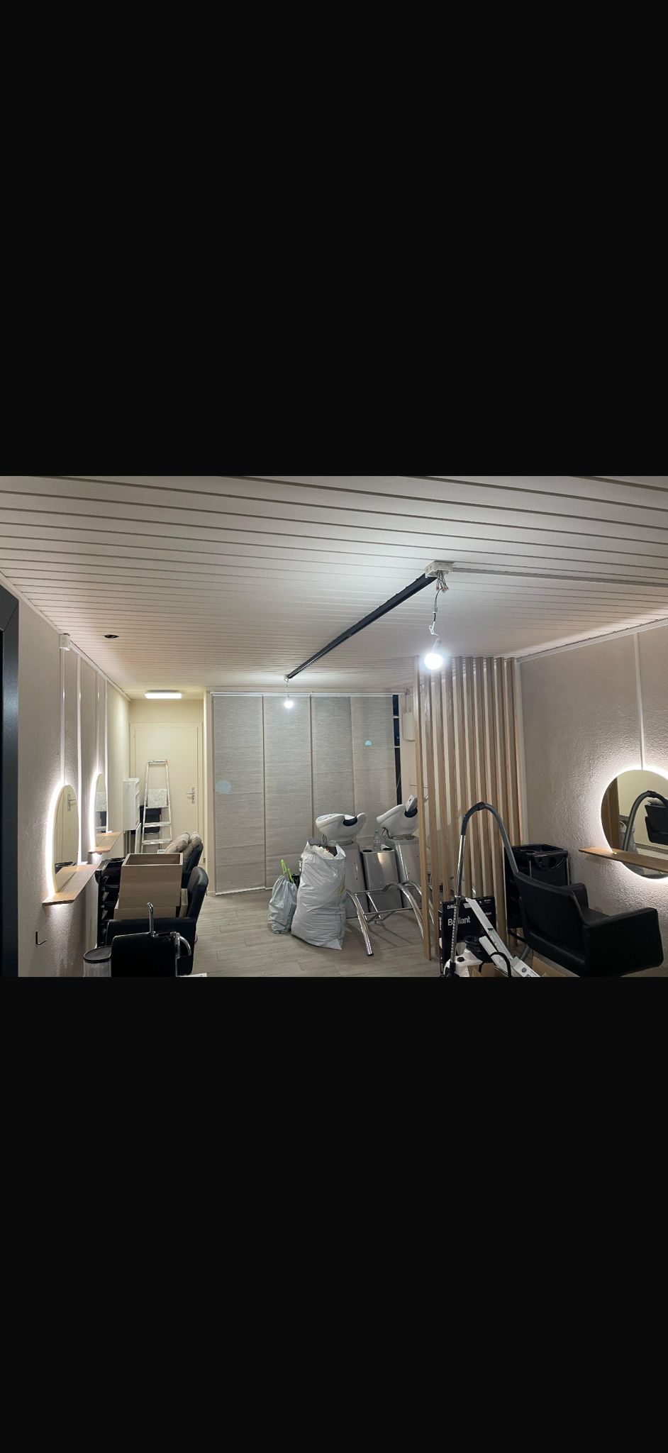 Salon de coiffure rénové – miroirs LED rétroéclairés – ACEVE Solutions