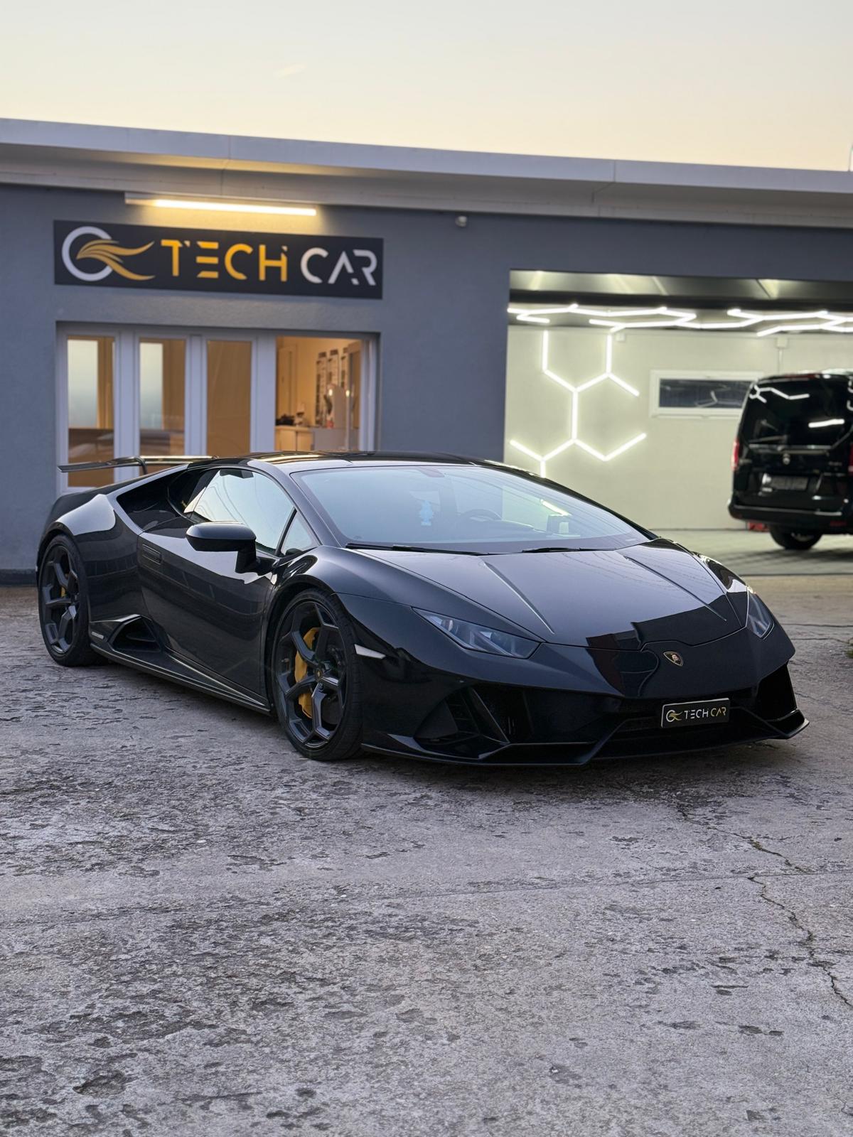 Lamborghini Huracán devant l'atelier TechCar